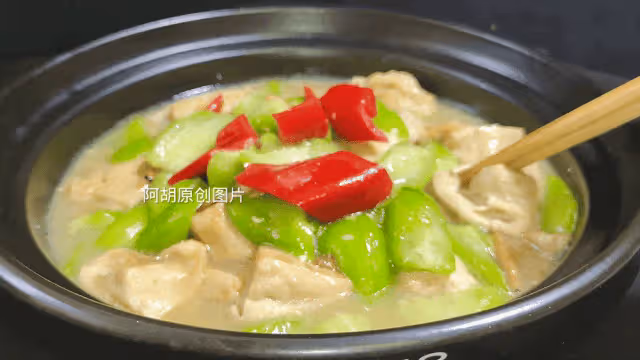 絲瓜和它太絕配,花點小錢吃好味!一煎一燜就嫩透了,營養高蛋白、口口還爆汁