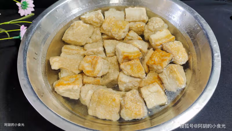 絲瓜和它太絕配,花點小錢吃好味!一煎一燜就嫩透了,營養高蛋白、口口還爆汁