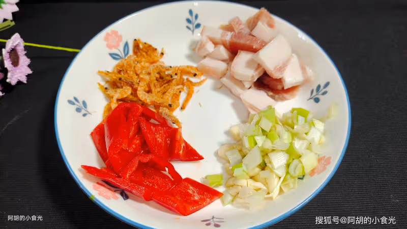 絲瓜和它太絕配,花點小錢吃好味!一煎一燜就嫩透了,營養高蛋白、口口還爆汁