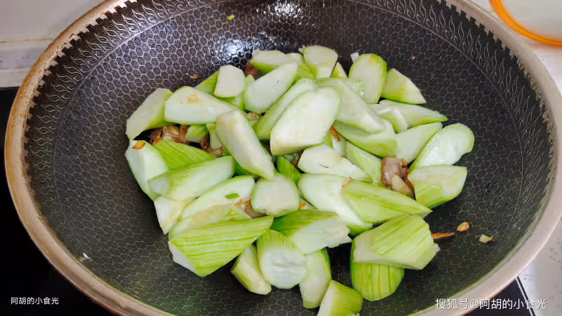 絲瓜和它太絕配,花點小錢吃好味!一煎一燜就嫩透了,營養高蛋白、口口還爆汁