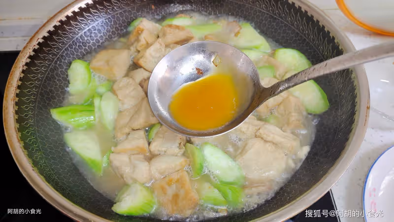 絲瓜和它太絕配,花點小錢吃好味!一煎一燜就嫩透了,營養高蛋白、口口還爆汁
