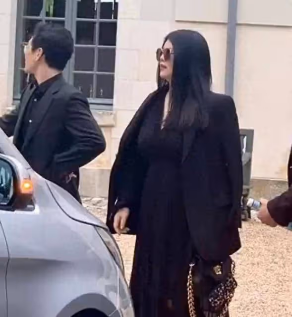 李湘現身坎城電影節,肩披風衣身穿黑裙富態十足,大鑽戒也是閃眼