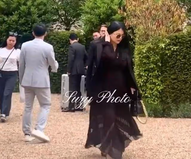 李湘現身坎城電影節,肩披風衣身穿黑裙富態十足,大鑽戒也是閃眼