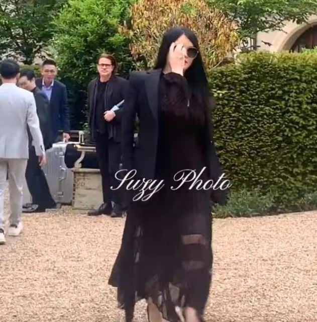 李湘現身坎城電影節,肩披風衣身穿黑裙富態十足,大鑽戒也是閃眼