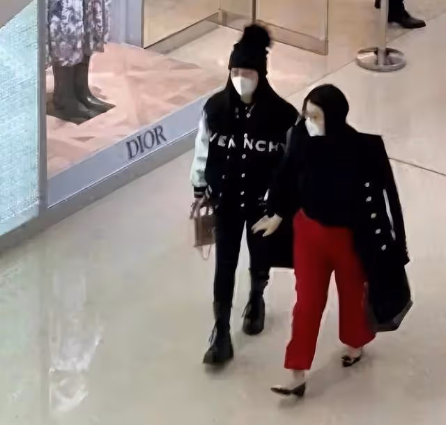 李湘現身坎城電影節,肩披風衣身穿黑裙富態十足,大鑽戒也是閃眼