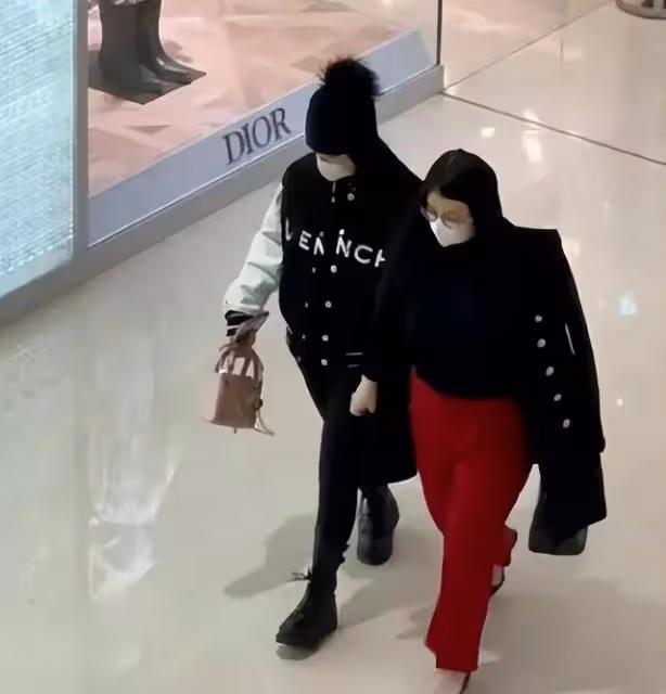 李湘現身坎城電影節,肩披風衣身穿黑裙富態十足,大鑽戒也是閃眼