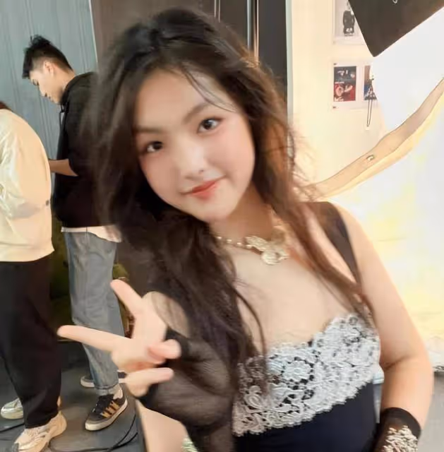 李湘現身坎城電影節,肩披風衣身穿黑裙富態十足,大鑽戒也是閃眼