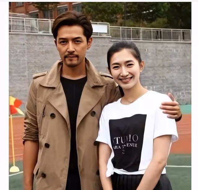 胡歌:我這輩子感到正確的決定,就是分手之後娶了自己的經紀人!
