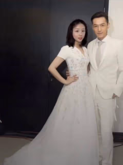胡歌:我這輩子感到正確的決定,就是分手之後娶了自己的經紀人!
