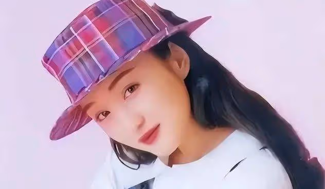 楊鈺瑩終究是老了,在美顏下看似年輕,但身材卻瞞不過大家的眼睛
