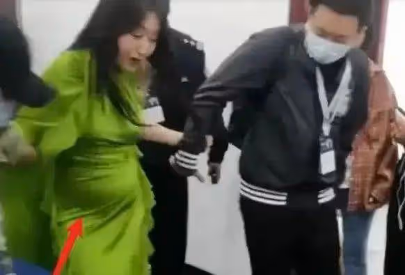 楊鈺瑩終究是老了,在美顏下看似年輕,但身材卻瞞不過大家的眼睛