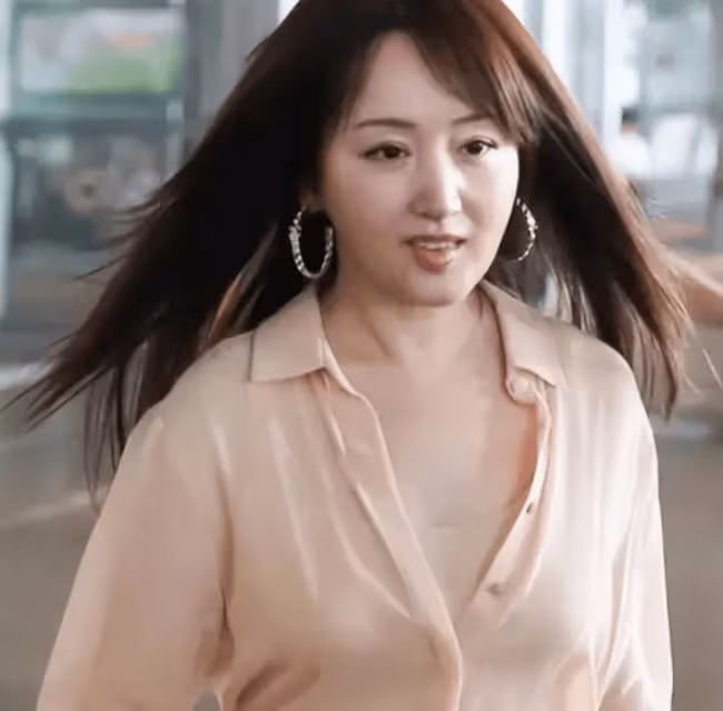 楊鈺瑩終究是老了,在美顏下看似年輕,但身材卻瞞不過大家的眼睛