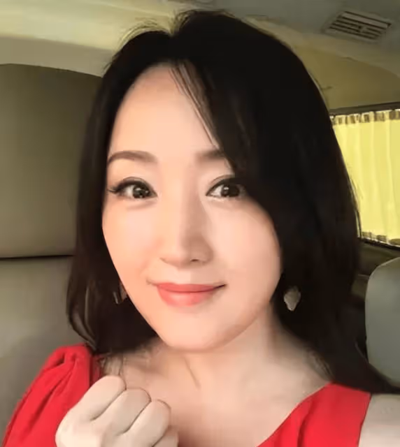 楊鈺瑩終究是老了,在美顏下看似年輕,但身材卻瞞不過大家的眼睛