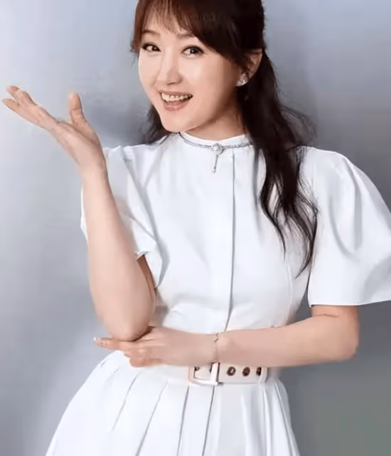 楊鈺瑩終究是老了,在美顏下看似年輕,但身材卻瞞不過大家的眼睛