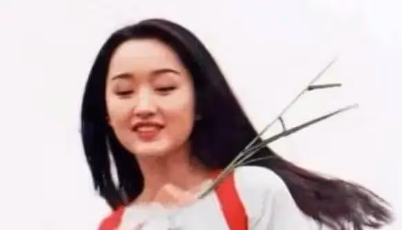 楊鈺瑩終究是老了,在美顏下看似年輕,但身材卻瞞不過大家的眼睛