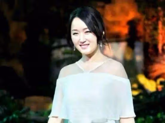 楊鈺瑩終究是老了,在美顏下看似年輕,但身材卻瞞不過大家的眼睛