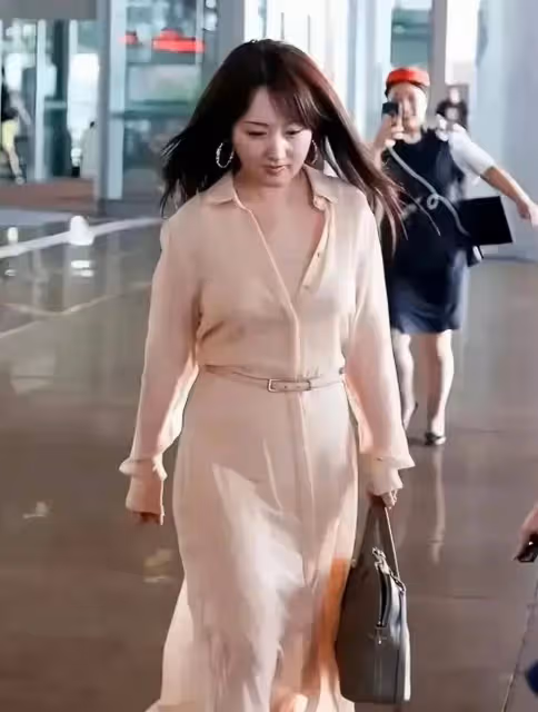 楊鈺瑩終究是老了,在美顏下看似年輕,但身材卻瞞不過大家的眼睛
