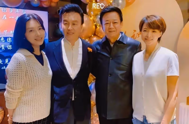 50歲董卿攜兒子逛街,10歲兒子側臉首曝光,眼大鼻挺如媽媽縮小版