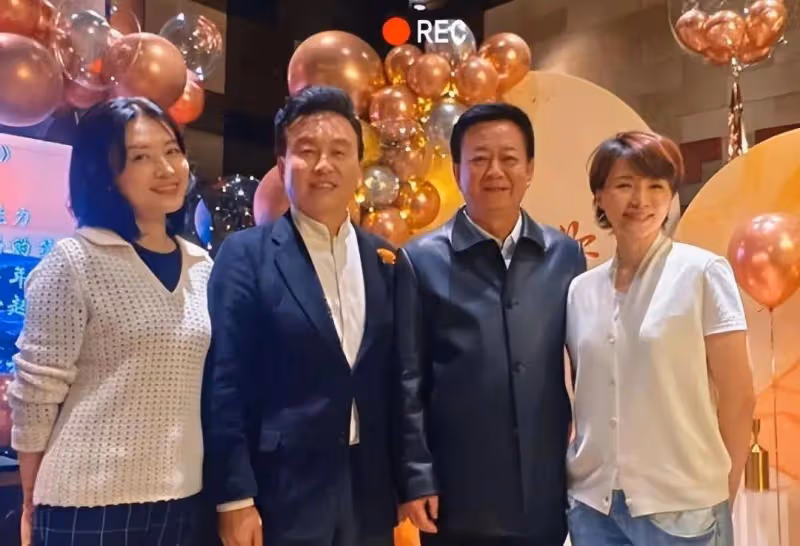 50歲董卿攜兒子逛街,10歲兒子側臉首曝光,眼大鼻挺如媽媽縮小版