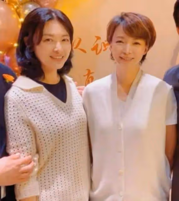50歲董卿攜兒子逛街,10歲兒子側臉首曝光,眼大鼻挺如媽媽縮小版