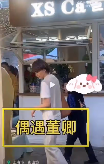 50歲董卿攜兒子逛街,10歲兒子側臉首曝光,眼大鼻挺如媽媽縮小版