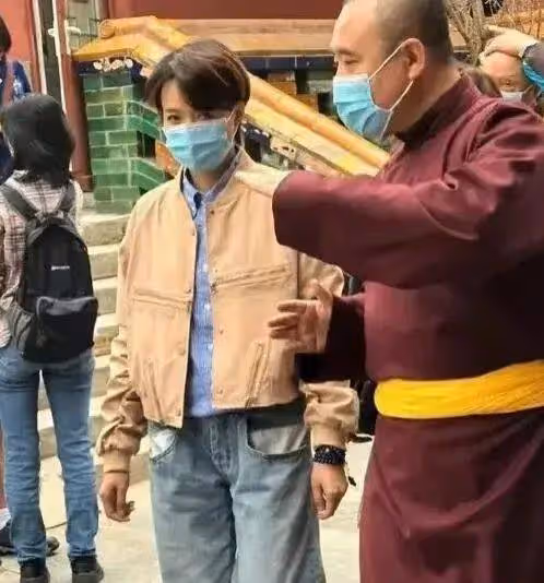 50歲董卿攜兒子逛街,10歲兒子側臉首曝光,眼大鼻挺如媽媽縮小版