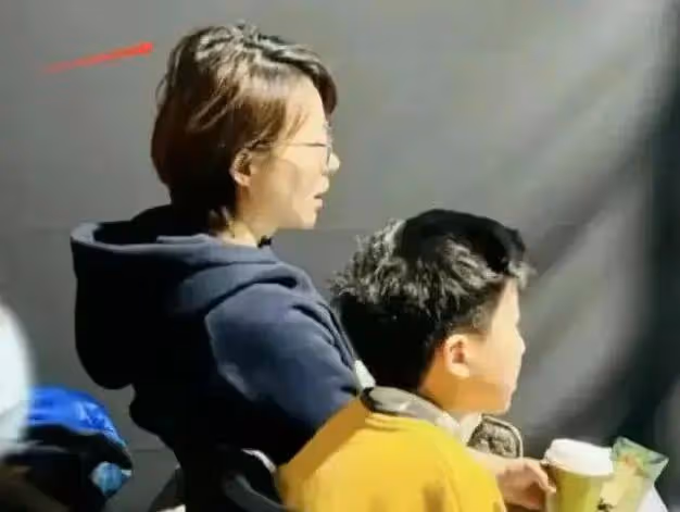 50歲董卿攜兒子逛街,10歲兒子側臉首曝光,眼大鼻挺如媽媽縮小版