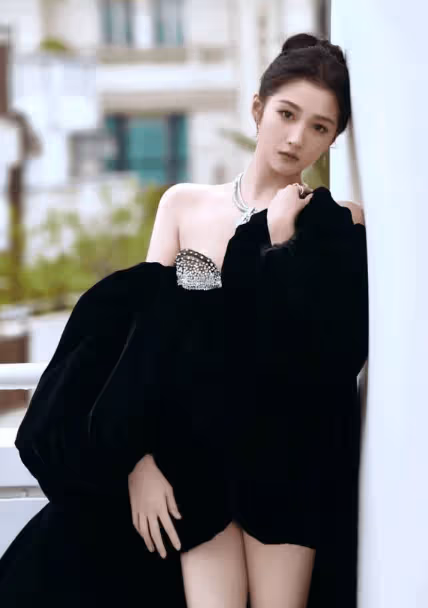 劉濤與奶牛隔空親親,唐嫣刺繡裙明艷照人,關曉彤美腿,優雅奪目