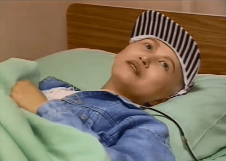 余綺霞被稱為最悲慘港姐,劇中與翁美玲都為情而死,現實卻更殘酷