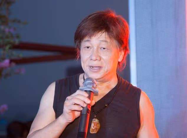 因一句話封殺20年,看了梁小龍現狀,才明白他當年的決定有多正確