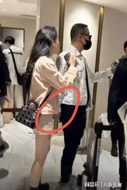 汪峰又要結婚了?帶女友見家長,女方背5萬包包,十指緊扣感情好