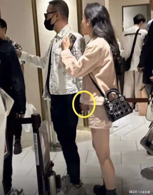 汪峰又要結婚了?帶女友見家長,女方背5萬包包,十指緊扣感情好