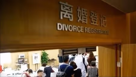 結婚4年不孕!夫妻離婚簽字「丈夫的腳不停被踢」 他轉頭「看妻子一眼」笑回:不離了~