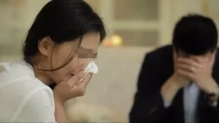 結婚4年不孕!夫妻離婚簽字「丈夫的腳不停被踢」 他轉頭「看妻子一眼」笑回:不離了~