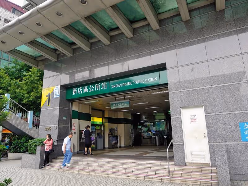每天4點放學擺攤!高中弟風雨無阻「新店捷運出口」賣蔬果 「一揭開身世」鄰居不捨:國小開始擺