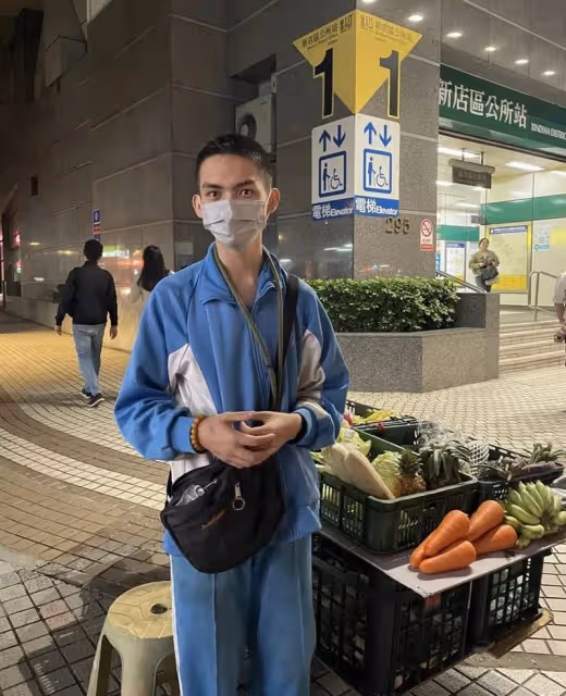 每天4點放學擺攤!高中弟風雨無阻「新店捷運出口」賣蔬果 「一揭開身世」鄰居不捨:國小開始擺