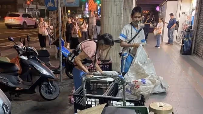 每天4點放學擺攤!高中弟風雨無阻「新店捷運出口」賣蔬果 「一揭開身世」鄰居不捨:國小開始擺