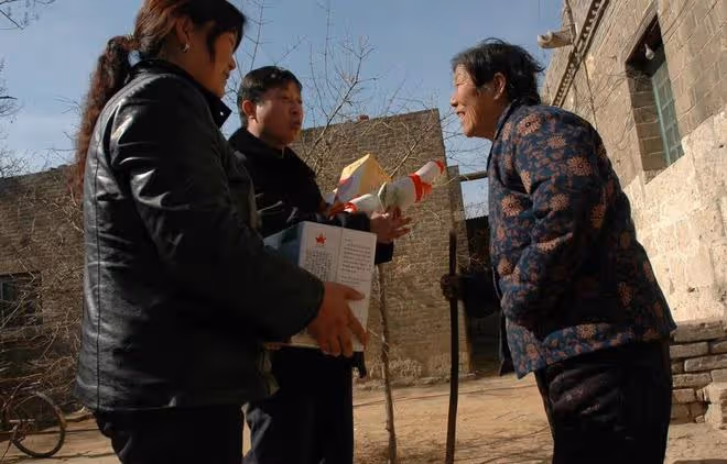 66歲大爺自述:面對異性的主動示愛,恪守底線讓我逃過一劫