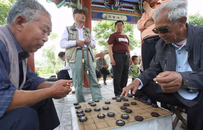 66歲大爺自述:面對異性的主動示愛,恪守底線讓我逃過一劫
