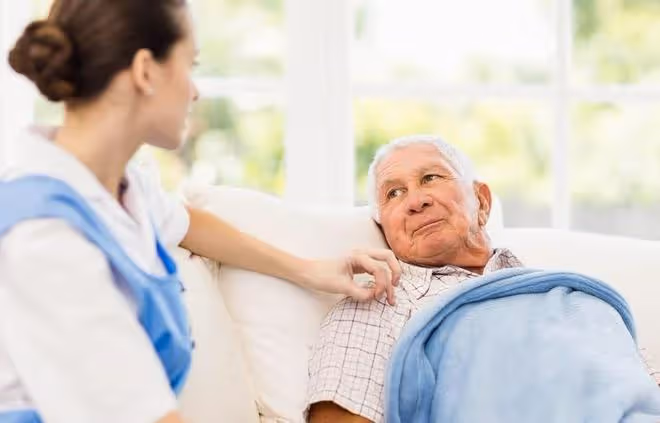 66歲大爺自述:面對異性的主動示愛,恪守底線讓我逃過一劫
