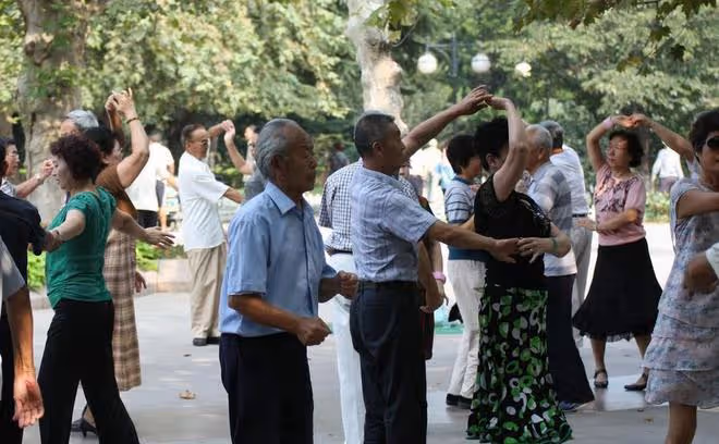 66歲大爺自述:面對異性的主動示愛,恪守底線讓我逃過一劫