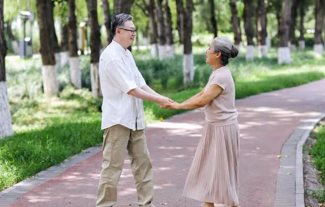 66歲大爺自述:面對異性的主動示愛,恪守底線讓我逃過一劫