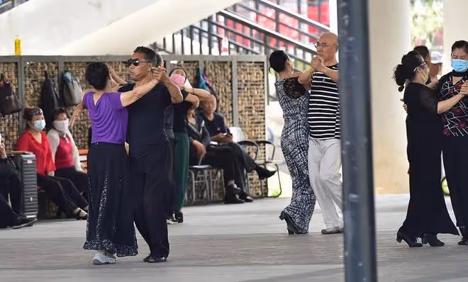 66歲大爺自述:面對異性的主動示愛,恪守底線讓我逃過一劫
