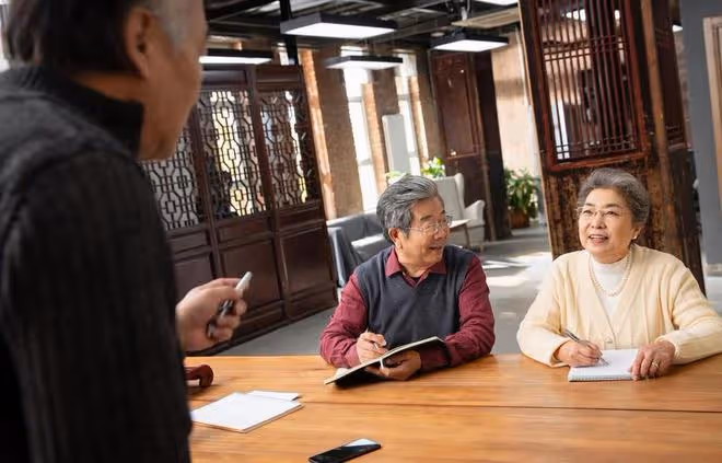 66歲大爺自述:面對異性的主動示愛,恪守底線讓我逃過一劫