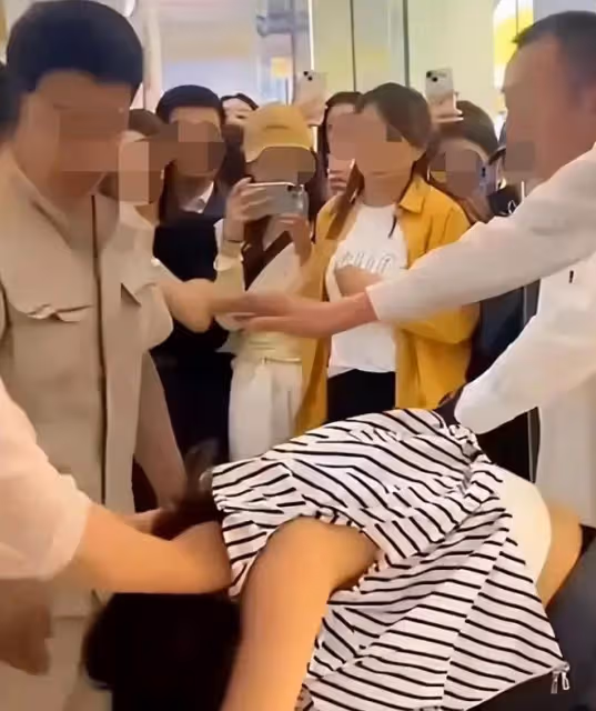 18年婚姻輸給小三?陝西一原配帶人打小三,丈夫再打,攤上大事