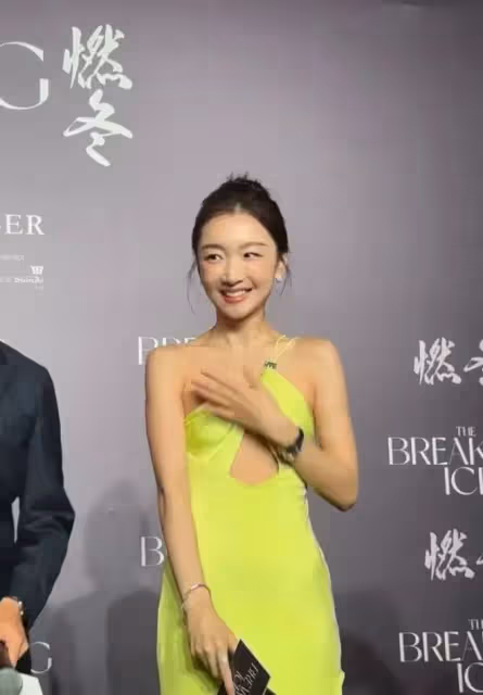 身材差還非要露，從周冬雨到李宇春，明星「假性感」各有各的尷尬