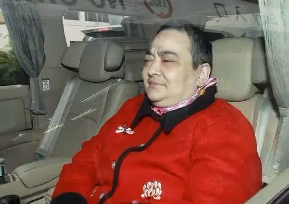 賭王「最丑」女兒：幫哥哥養女兒，62歲仍未婚，名下近百套房產