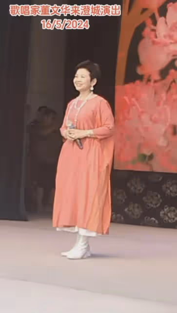 62歲董文華現身陝西渭南農村舞台獻唱,舞台簡陋,但唱功不減當年