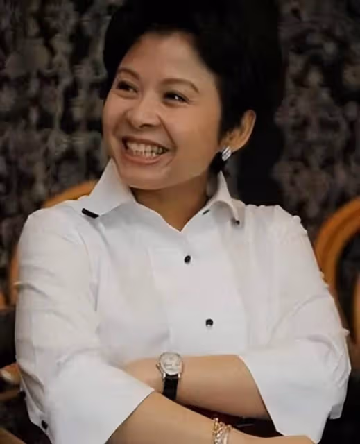 62歲董文華現身陝西渭南農村舞台獻唱,舞台簡陋,但唱功不減當年