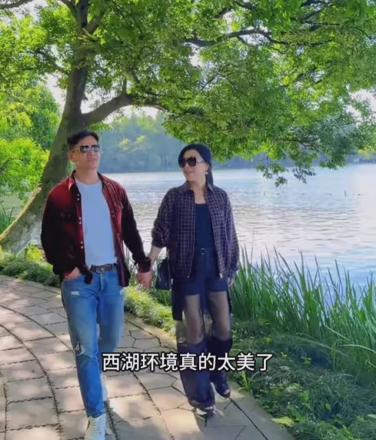 69歲呂良偉攜妻子漫步西湖,全程緊牽好恩愛,長相似50歲羨煞旁人